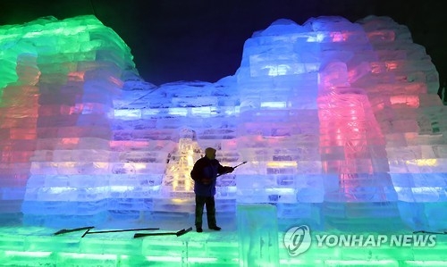 24일 개장을 앞두고 작업이 한창인 실내얼음조각광장 모습/자료사진