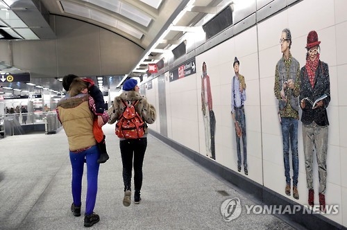 (뉴욕 AFP/GETTY IMAGES=연합뉴스) 새해 1일(현지시간) 새로 개통된 미국 뉴욕의 '2번가 지하철' 노선의 역사 벽면은 유명 예술가들의 작품이 전시돼 있다. quintet@yna.co.kr
