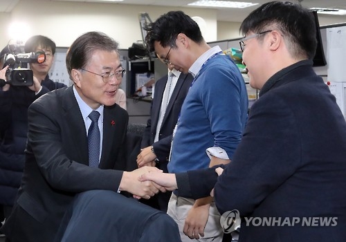 국회기자실 찾은 文·李…"언론 프렌들리"vs"적폐언론 청산" - 1
