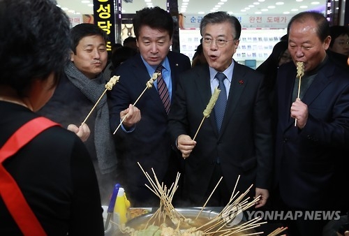 문재인, 새해 첫 민생행보…"전통시장 살리겠다" - 1