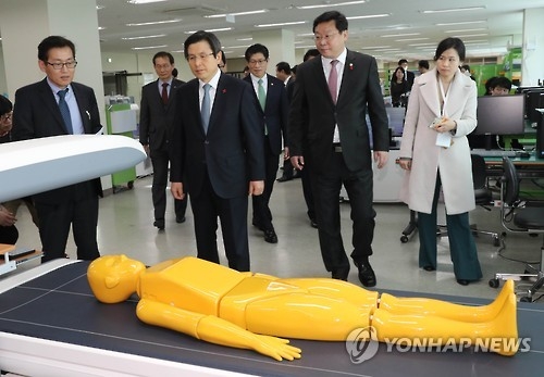 黃권한대행, 새해 첫 행보는 '경제'…디지털산업단지 방문(종합) - 1