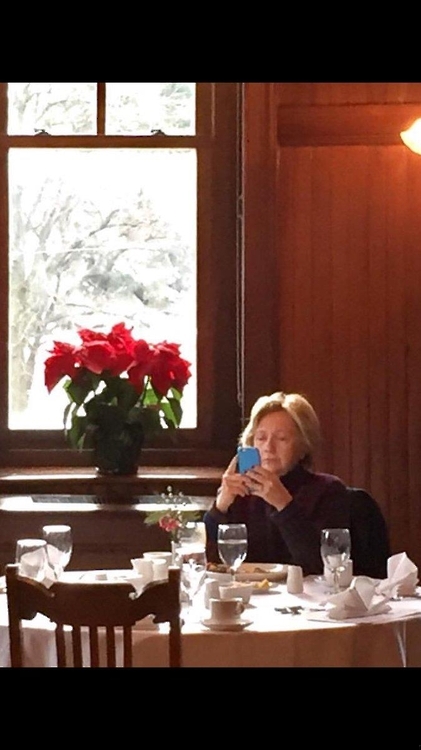 혼자 식사하는 힐러리 클린턴 