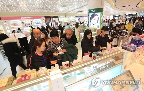 재개장한 롯데면세점 월드타워점…첫날부터 유커 '북적'(종합) - 1
