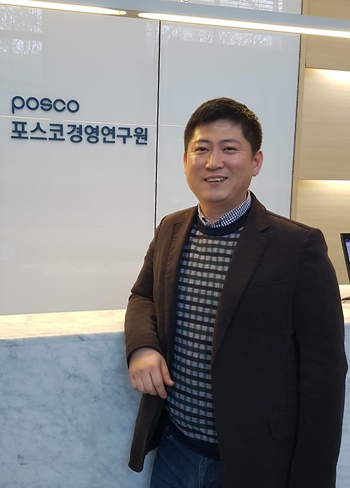 포스코경영연구원에서 포즈를 취한 이만용 박사
