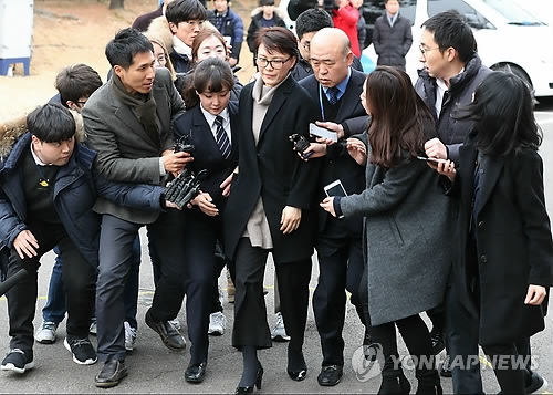 질문세례 받는 윤전추