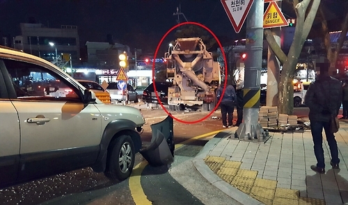 레미콘 차량 추돌 사고 현장