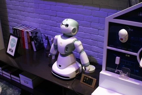 하이얼이 선보인 인공지능 비서 로봇 '유봇'