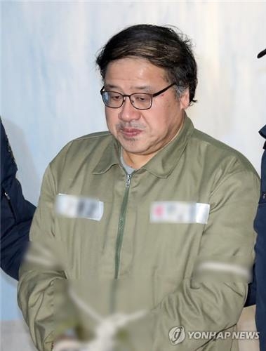 중앙지법 들어서는 안종범 전 수석(서울=연합뉴스) 최재구 기자 = 국정농단 사건으로 기소된 안종범 전 청와대 수석이 11일 오전 서울 서초구 서울중앙지방법원에서 열린 두 번째 공판에 출석하고 있다. 2017.1.11jjaeck9@yna.co.kr(끝)