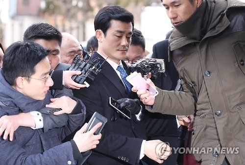 4차 변론 증인 출석하는 이영선 (서울=연합뉴스) 김주성 기자 = 세월호 참사 당일 청와대 관저에서 박 대통령을 보좌한 것으로 알려진 이영선 청와대 행정관이 12일 오전 서울 종로구 헌법재판소 대심판정에서 열린 탄핵심판 사건 4차 변론에 증인으로 출석하고 있다. 2017.1.12utzza@yna.co.kr(끝)