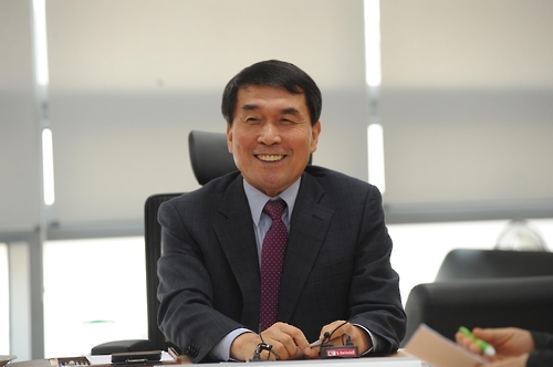 신년 기자회견에서 환하게 웃는 박성일 완주군수