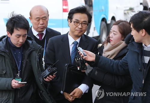4차 변론 참석하는 류희인 전 세월호특조위원(서울=연합뉴스) 김주성 기자 = 류희인 전 세월호참사특별조사위원회 비상임위원이 12일 오후 대통령의 탄핵소추 사유인 '세월호참사 구조 직무유기 의혹'과 관련해 증인신문을 받기 위해 '탄핵심판 사건 4차 변론'이 열리는 서울 종로구 헌법재판소 대심판정으로 들어가고 있다. 2017.1.12utzza@yna.co.kr(끝)