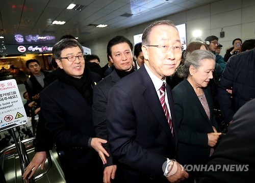 潘, 인천공항-서울역 이동중 '열차 토크'…"촛불 자랑스러웠다" - 1