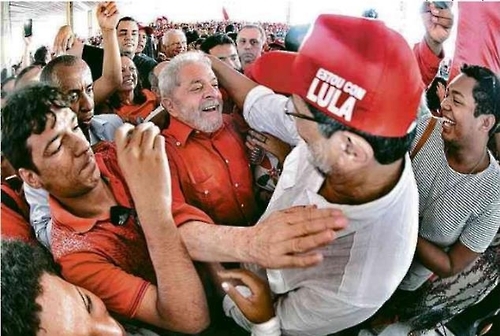 지지자들에 둘러싸인 룰라 전 대통령[출처:브라질 일간지 폴랴 지 상파울루]