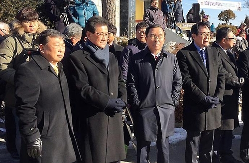 (청주=연합뉴스) 반기문 전 유엔 사무총장의 고향 방문을 기다리는 충북 지역 인사들. 왼쪽부터 이언구 충북도의원, 이시종 충북지사, 경대수 국회의원, 송태영 새누리당 충북도당위원장, 이필용 음성군수. 2017.1.14