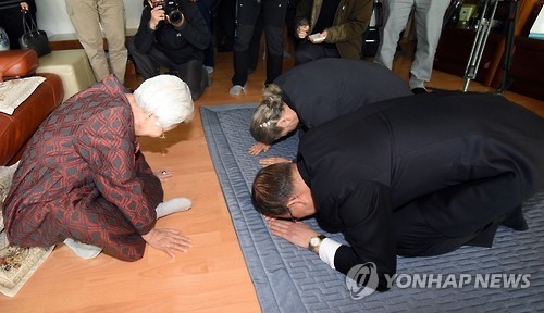 모친에 큰절하는 반기문 부부