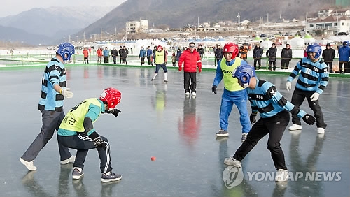 전국 얼음축구대회 ［연합뉴스 자료 사진］