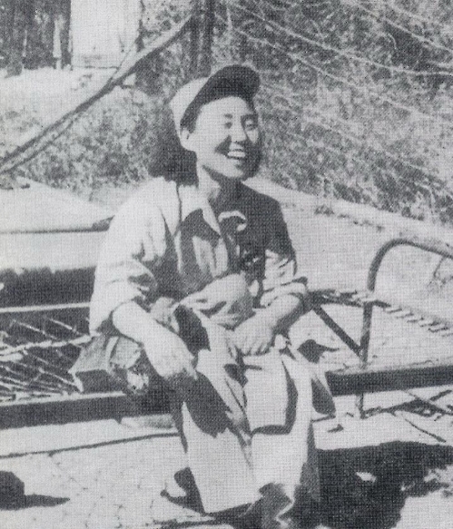 군복 차림으로 야전침대에 걸터앉은 모습의 장덕조. (가족 제공)