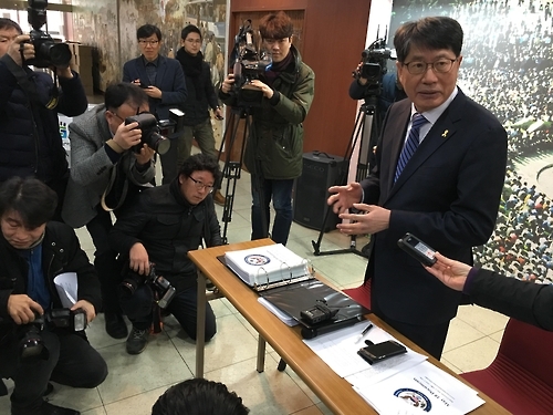 미 대사관으로부터 전달받은 자료를 공개하는 5·18재단.