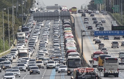 지난해 추석 연휴에 고속도로를 가득 메운 차량들 [연합뉴스 자료사진[