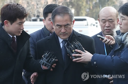 탄핵심판 7차 변론, 김상률 증인 출석(서울=연합뉴스) 이정훈 기자 = 김상률 전 청와대 교육문화수석이 탄핵심판 7차 변론기일인 19일 오전 서울 종로구 재동 헌법재판소 대심판정에 증인으로 출석하며 질문을 받고 있다. 2017.1.19uwg806@yna.co.kr