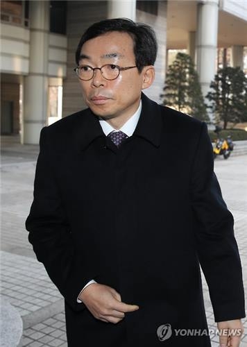 법정 향하는 이승철 전경련 부회장(서울=연합뉴스) 임헌정 기자 = 이승철 전경련 상근부회장이 19일 오전 '비선실세' 최순실 씨와 안종범 전 청와대 정책조정수석의 재판에 증인으로 출석하기 위해 서울 서초동 서울중앙지법 법정으로 들어가고 있다. 2017.1.19kane@yna.co.kr(끝)