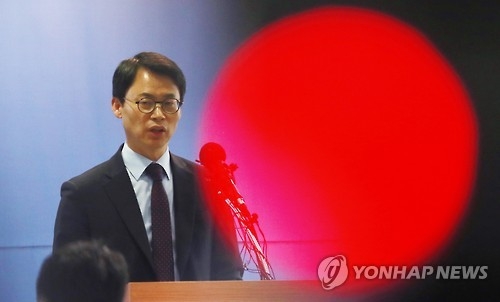 박영수 특별검사팀 이규철 특검보가 1일 오후 서울 대치동 특별검사 사무실에서 정례 브리핑을 하고 있다.