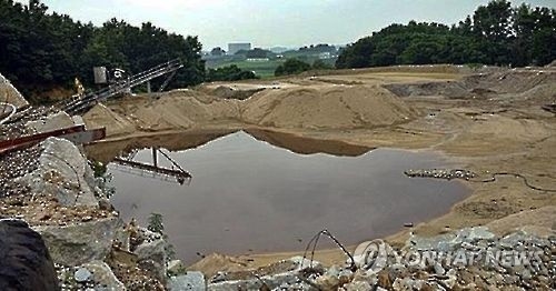 폐기물 불법매립된 익산 폐석산.