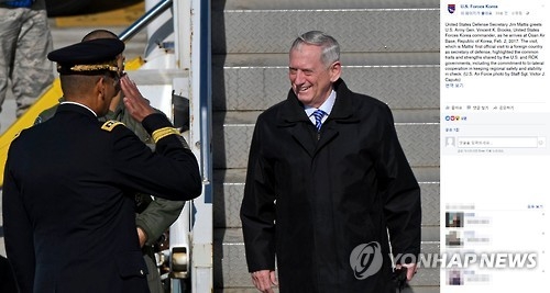 오산 공군기지에 도착한 미국 국방장관