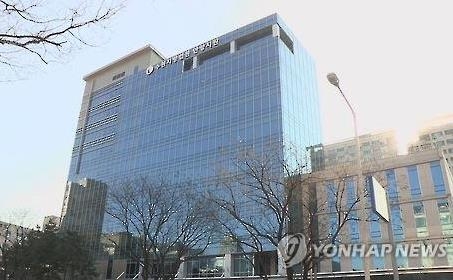 최경환 새누리당 의원 사무실 인턴의 중소기업진흥공단(중진공) 채용 청탁 사건에 연루된 최 의원의 보좌관 정 모 씨는 3일 열린 재판에서 중진공 전 간부에게 '최 의원이 연루되지 않도록' 위증을 교사했다는 혐의를 부인했다.