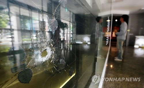 5·18민주화운동기록관에 전시된 광주은행 옛 본점사옥 유리창.