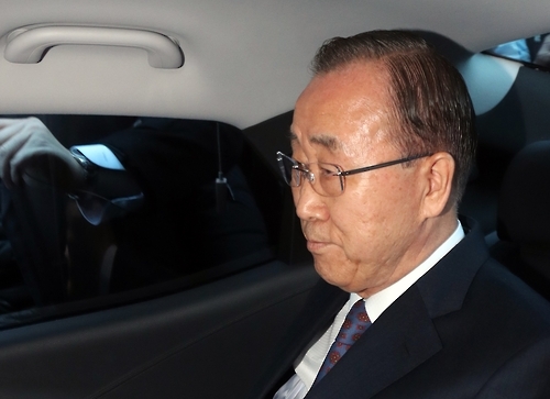 차량에 겨우 오른 반기문