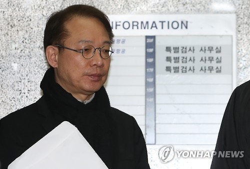 우병우 전 청와대 민정수석 비위 의혹과 관련, 우찬규 학고재 대표가 4일 오전 서울 강남구 대치동 박영수 특별검사 사무실에 참고인 신분으로 출석하고 있다. 특검은 우 전 수석 측의 가족회사 정강 자금 횡령 의혹과 관련한 조사를 위해 해당 내용을 아는 우 대표를 부른 것으로 전해졌다. 우 대표 조사는 우 전 수석 소환을 위한 사전 작업이라는 관측이 나온다.