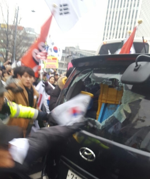 탄핵반대 행진중 참가자와 차량 운전자 시비…일부 부상(종합) - 1