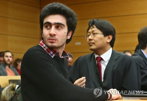 메르켈 총리와 셀피를 찍은 뒤 구설에 휘말린 시리아 청년 아나스 모다마니.