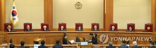 '8인 체제' (서울=연합뉴스) 박동주 기자 = 1일 오전 서울 종로구 재동 헌법재판소에서 열린 박근혜 대통령 탄핵심판 사건 10차 변론에서 이정미 헌재소장 권한대행과 재판관들이 자리에 앉아 있다. 맨 오른쪽 자리가 비어 있다. 2017.2.1pdj6635@yna.co.kr(끝)