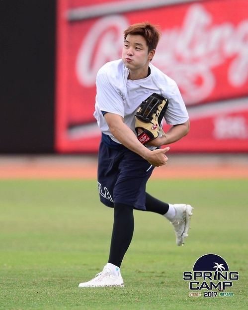 스프링캠프에서 훈련 중인 민병헌