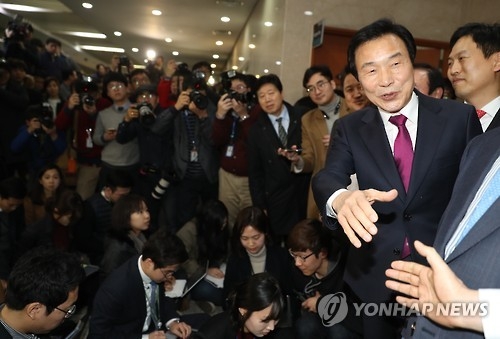 악수하는 손학규