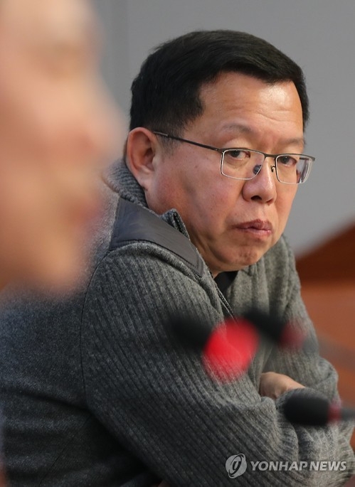 안보정책 토론회 참석한 전인범(서울=연합뉴스) 안정원 기자 = 문재인 더불어민주당 전 대표 캠프에 합류한 전인범 전 특전사령관이 6일 오후 국회 의원회관에서 열린 '이명박 박근혜 정부 국방 안보정책 평가 토론회'에 참석, 패널의 발언을 듣고 있다. 2017.2.6jeong@yna.co.kr(끝)