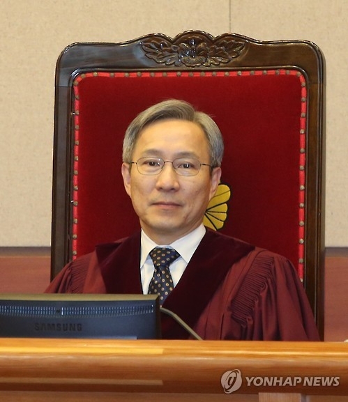첫 변론기일 참석한 강일원 주심 재판관(서울=연합뉴스) 김주성 기자 = 3일 오후 서울 종로구 재동 헌법재판소 대심판정에서 열린 박근혜 대통령 탄핵심판 사건의 첫 변론기일에 참석한 강일원 주심재판관. 2017.1.3utzza@yna.co.kr(끝)