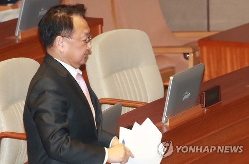 유일호 "미국으로부터 환율조작국 지정될 가능성 낮아" - 1