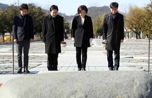 노무현 전 대통령 묘소 참배하는 심상정