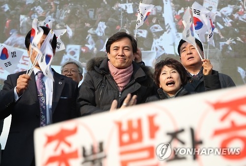 與, 黨간판 바꿔 '박근혜 지우기'…미봉책에 그친 인적쇄신 - 3