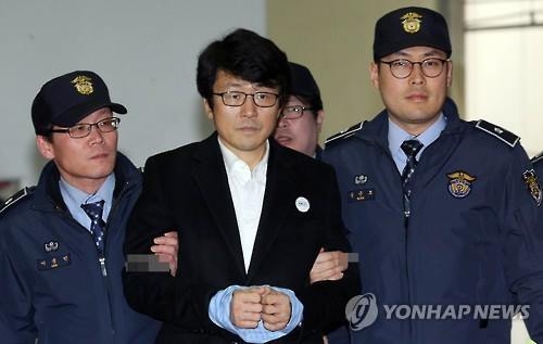 특검 들어서는 류철균(서울=연합뉴스) 김주성 기자 = '비선 실세' 최순실(61·구속기소)씨 딸 정유라(21)씨에게 학점 특혜를 준 혐의로 구속 영장이 발부된 류철균(필명 이인화) 이화여대 디지털미디어학부 교수가 6일 오후 서울 강남구 대치동 박영수 특검으로 소환돼 조사실로 향하고 있다. 2017.1.6utzza@yna.co.kr(끝)