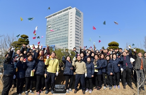 윤장현 시장과 근로자들이 정규직 전환을 축하하는 이벤트를 하고 있다[광주시 제공=