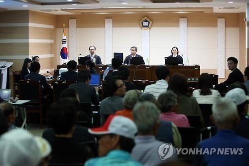 소록도에서 열린 특별 재판(고흥=연합뉴스) 정회성 기자 = 6월20일 오전 전남 고흥군 소록도병원 별관 소회의실에서 한센인들의 단종·낙태 피해 실상을 현장에서 직접 듣는 특별 재판이 열리고 있다. 피해 한센인 500여명은 2011년부터 국가를 상대로 1인당 5천만원을 배상하라는 5건의 소송을 제기해 1·2심에서 단종피해 3천만원, 낙태피해 4천만원 배상 판결을 받았다. 현재 항소심 재판이 진행되고 있다. 2016.6.20hs@yna.co.kr(끝)