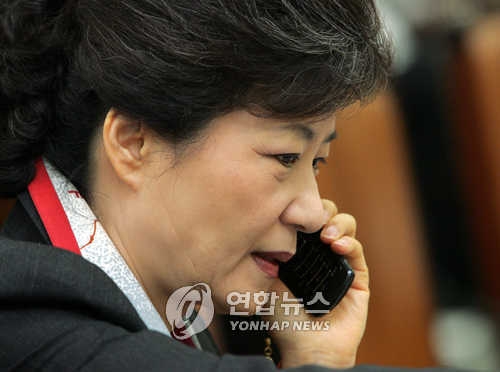 박근혜 대통령이 국회의원 시절인 2007년 11월 1일 국회 환경노동위원회 국정감사에서 휴대전화 통화를 하고 있다. [연합뉴스 자료사진]