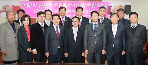 이영종 안양지청장(앞줄 오른쪽 네번 째)와 안양범죄피해자지원센터 관계자들이 14일 범죄피해자 지원을 위한 MOU를 체결한 뒤 포즈를 취했다.(안양지청 제공=연합뉴스)
