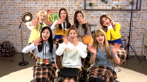 공감스튜디오를 찾은 그룹 CLC가 카메라를 향해 밝게 인사하고 있다.