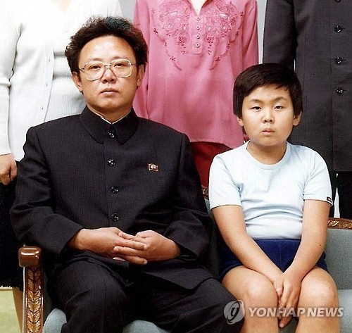살해된 김정남, 어린 시절 김정일과 함께