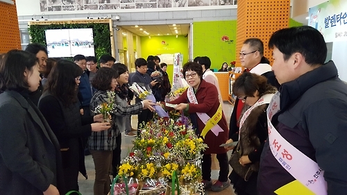14일 전주시청서 열린 화훼농가 돕기 직판장